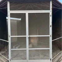 درب آلومینیومی توری‌دار سالم و تمیز