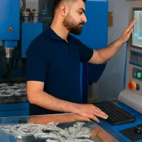 استخدام اپراتور دستگاه در مجموعه تولیدی