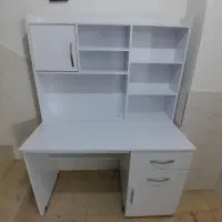 میز تحریر و کتابخانه