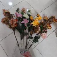 تعدادی شاخه گل مصنوعی
