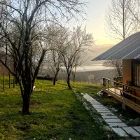 کلبه چوبی دیما (روبروی سد لفور) با ۱۰۰۰ متر محوطه