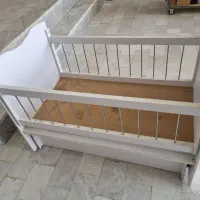 تخت کودک گهواره دار سفید  ابعاد داخل تشک 130×72