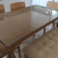 میز ناهار خوری و توستر وسبزی خوردکن