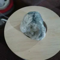 سنگی که به شکل جنین درخود به تصویر کشیده