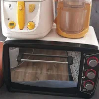 یک عدد توستر و سرخ کن و اب میوه گیری