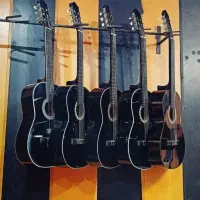 گیتار نو نو (پاساژ مرکزی طبقه بالا انتهای سالن)