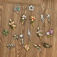 تعدادی گل سینه سنجاق سینه اکسسوری لباس خارجی حراج