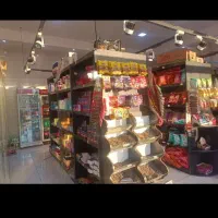 فروشنده خانم سوپرمارکت