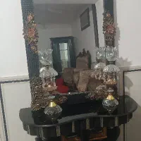 آینه و شمعدان و میزش