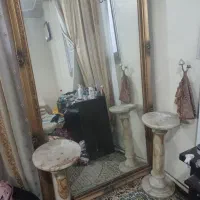 ۲ پایه سنگی و یک آینه قدی