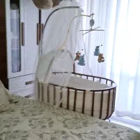 تخت کنار مادر