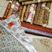 تعدادی کاغذ کادو، روزنامه انگلیسی، الیاف کادویی