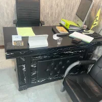 میز مدیریت مشکی مشابه نو - و ۴ عدد میز مشاور