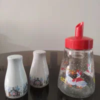 یک عدد شکر پاش شیشه ای و دو عدد نمک پاش چینی