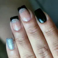 خدمات کاشت ناخن با نصف قیمت