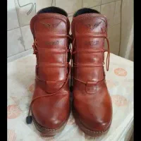 چکمه قهوه ای