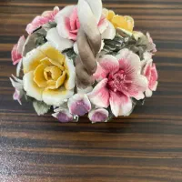 سبد گل چینی دوتا از گل هاش لب پر شده مشخص نیست