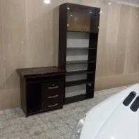 میز تحریر و کتابخانه