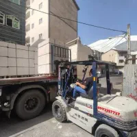 انجام خدمات تخلیه کامیون با لیفتراک درب کارخانه