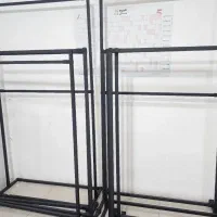 تعداد زیادی چوب لباسی و رگال