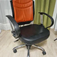 صندلی اداری و کامپیوتر چرخدار