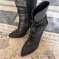 تعدادی کفش و بوت به فروش می رسد