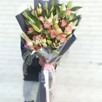 دسته گل لیلیوم نیف ممتاز و رز صورتی