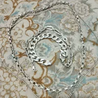 تعدادی انگشتر وزنجیر