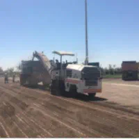 کارگر پرچم بگیر برای کار در مشهد