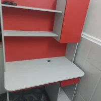 میز تحریر و کامپیوتر