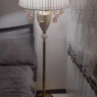 آباژور ایستاده
