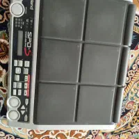 پرکاشن|درام و پرکاشن|تهران, فلسطین (میدان انقلاب)|دیوار