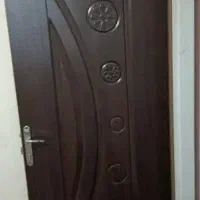 درب چوبی در حد نو فقط یه ماه رو کار بوده