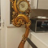 ساعت سلطنتی ایستاده