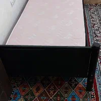 تخت خواب یک نفره با تشک تمیز
