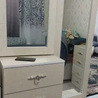 تخت خواب و اینه و پاتختی