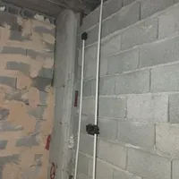 برقکار و لوله کش اب و فاضلاب ساختمان.