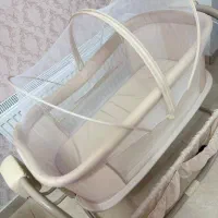 تخت کنار مادر