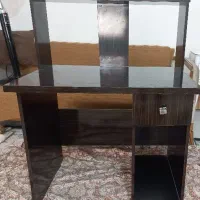 میز تحریر و کامپیوتر