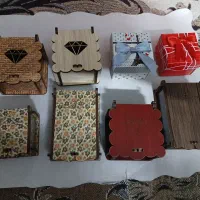 تعدادی جعبه زیورآلات طرح و رنگ و جنس مختلف