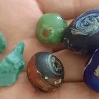 ۴مهره ساسانی.زمردراف افغان.یاقوت سفید.و گوی سیاه