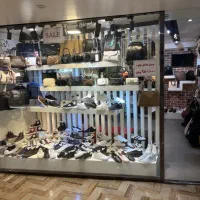 فروشندگی‌ کیف و کفش زنانه