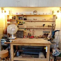 میز کار و تابلو ابزار چوبی