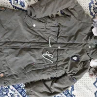 کاپشن یا پالتو|لباس|خوی, |دیوار