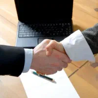 راننده با ماشین برای پخش مویرگی