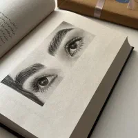 نقاشی چشم پارتنرتون داخل کتاب چشم هایش