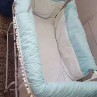 تخت نوزاد کنار مادر همراه باتشک کاملا سالم و تمیز