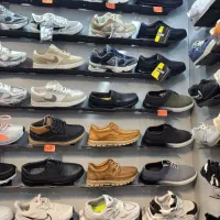 به دلیل جمع شدن تمامی کفش ها با تخفیف ویژه