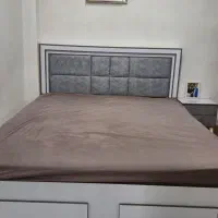 تخت‌خواب با تشک‌طبی و پاتختی و تابلو