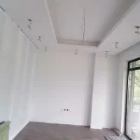 نقاشی ساختمان سوله در پنجره اهنی رنگ نما